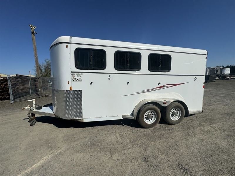 Maverick 3 Horse Slant Load Trailer