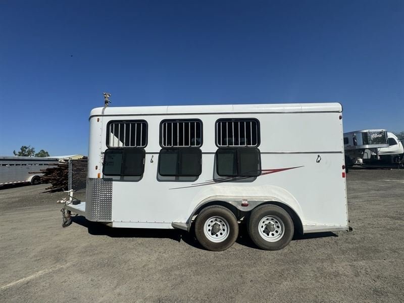 2016 Maverick 3 Horse Slant Load Trailer – Premium Horse Transport Solution for Safety, Comfort & Performance - Image 2