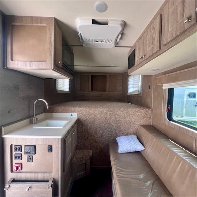 2019 Shadow 2 Horse Weekender Gooseneck Trailer – Ultimate Comfort & Performance for Horse Owners - Image 5