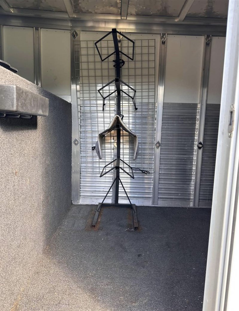 2008 Exiss 3000 Sport 3 Horse Gooseneck Slantload Trailer – Durable, High-Performance Horse Trailer for Serious Equestrians - Image 7