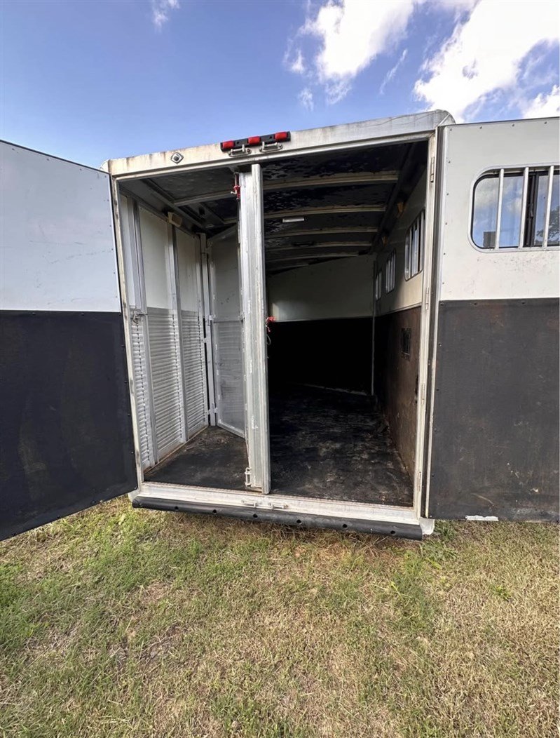 2008 Exiss 3000 Sport 3 Horse Gooseneck Slantload Trailer – Durable, High-Performance Horse Trailer for Serious Equestrians - Image 8