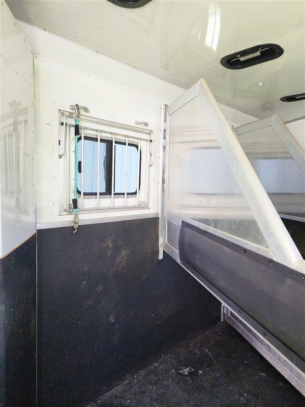 2016 Lakota Charger Edition 3 Horse Living Quarters Horse Trailer - Image 5