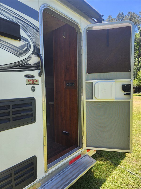 2016 Lakota Charger Edition 3 Horse Living Quarters Horse Trailer - Image 9