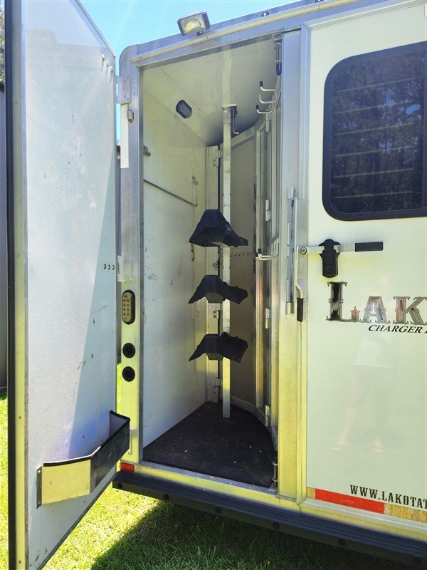 2016 Lakota Charger Edition 3 Horse Living Quarters Horse Trailer - Image 14