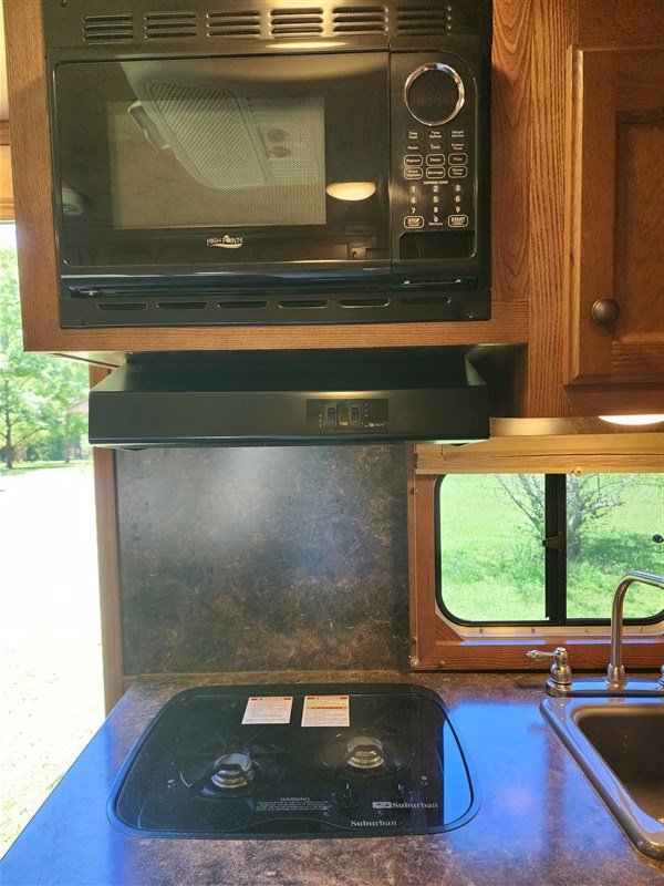 2016 Lakota Charger Edition 3 Horse Living Quarters Horse Trailer - Image 17