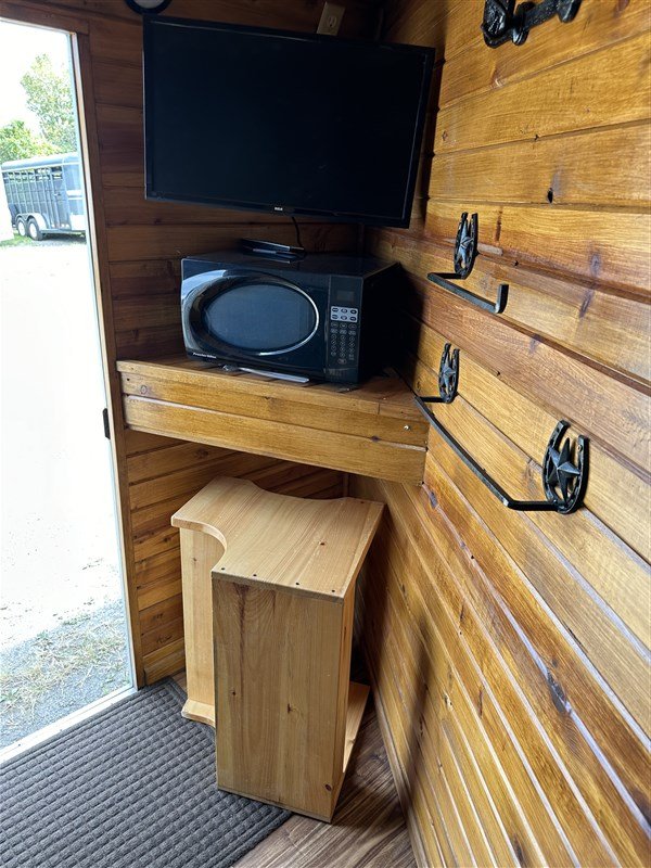 2000 Hawk 3 Horse Gooseneck Weekender Trailer – Ultimate Comfort & Power for Reliable Horse Transport - Image 9