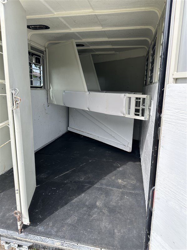 2000 Hawk 3 Horse Gooseneck Weekender Trailer – Ultimate Comfort & Power for Reliable Horse Transport - Image 13