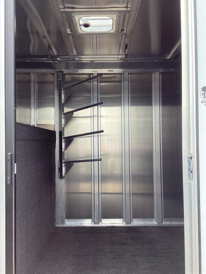 2024 Featherlite 9600 4 Horse Gooseneck Trailer – Premium Horse Transport Solution - Image 3