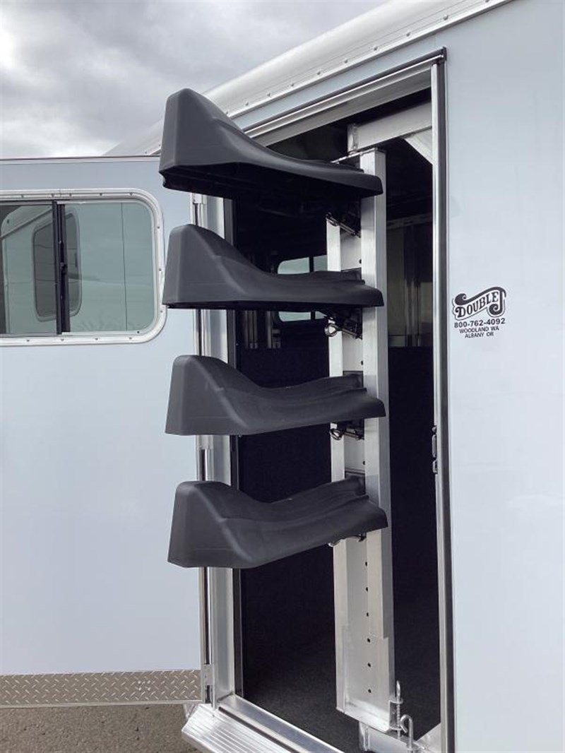 2024 Featherlite 9600 4 Horse Gooseneck Trailer – Premium Horse Transport Solution - Image 4
