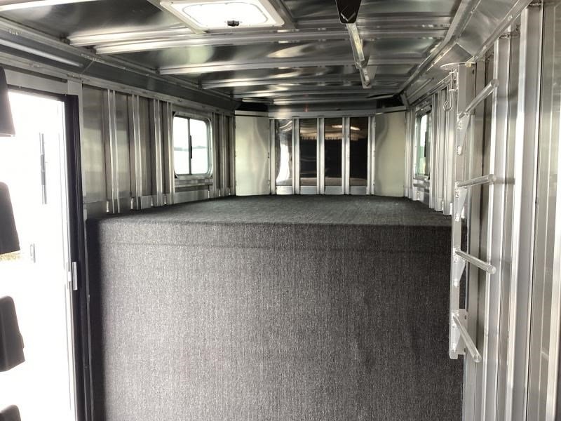 2024 Featherlite 9600 4 Horse Gooseneck Trailer – Premium Horse Transport Solution - Image 6