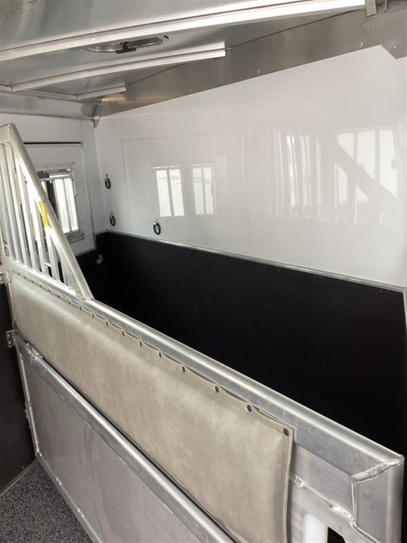 2024 Featherlite 9600 4 Horse Gooseneck Trailer – Premium Horse Transport Solution - Image 9