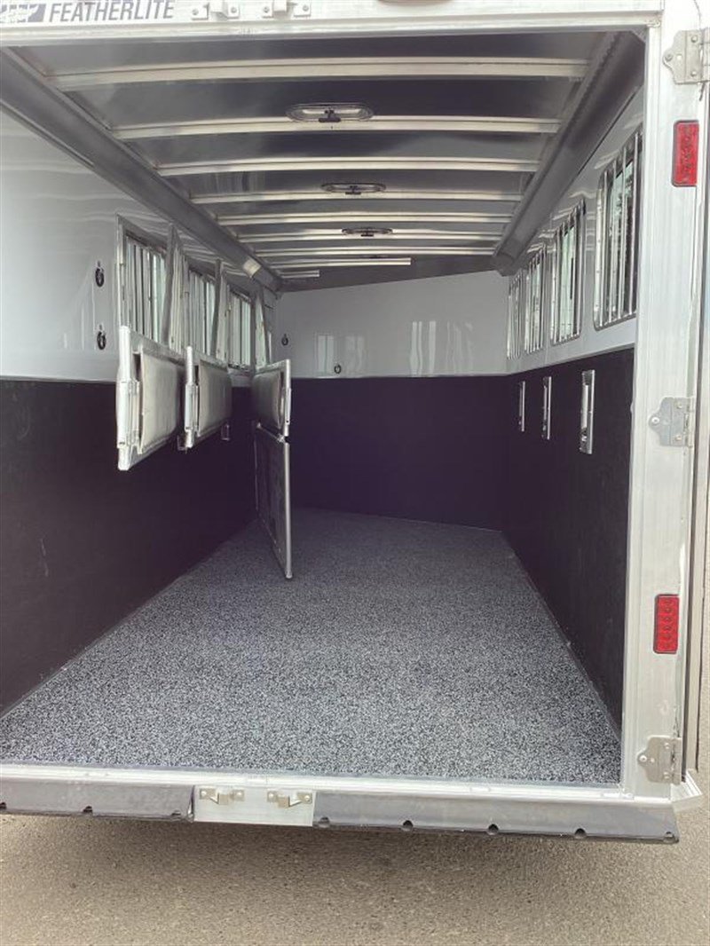 2024 Featherlite 9600 4 Horse Gooseneck Trailer – Premium Horse Transport Solution - Image 10
