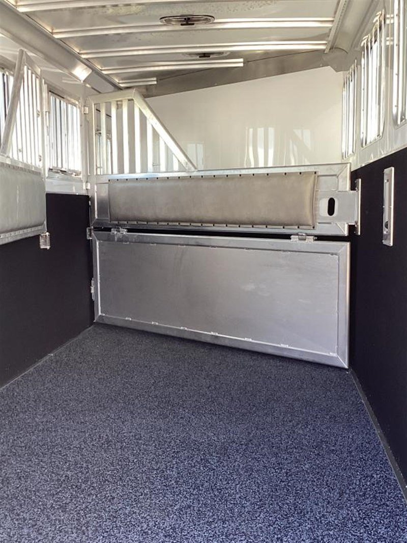 2024 Featherlite 9600 4 Horse Gooseneck Trailer – Premium Horse Transport Solution - Image 11