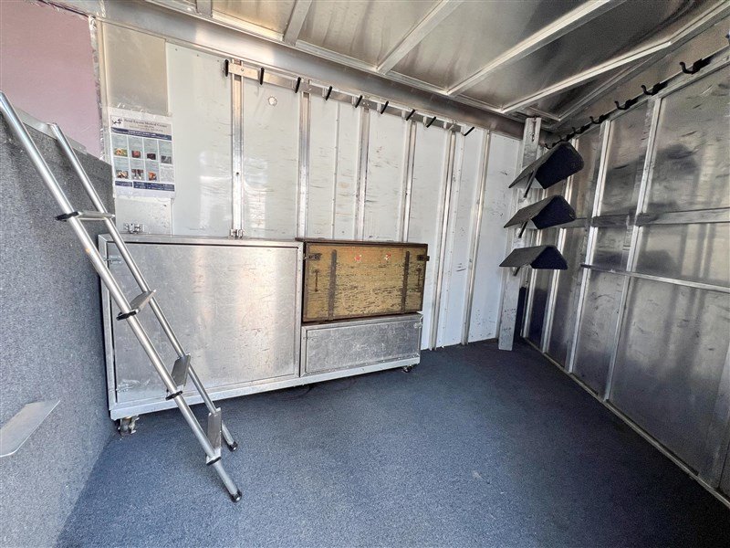 2002 Sooner 3Horse Gooseneck - HUGE DRESSING ROOM - Image 10