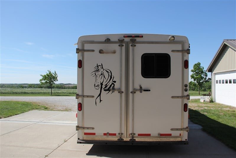 2009 Bison 8310TE 3 Horse Gooseneck Trailer – Reliable, Durable & Perfect for Horse Transport - Image 3