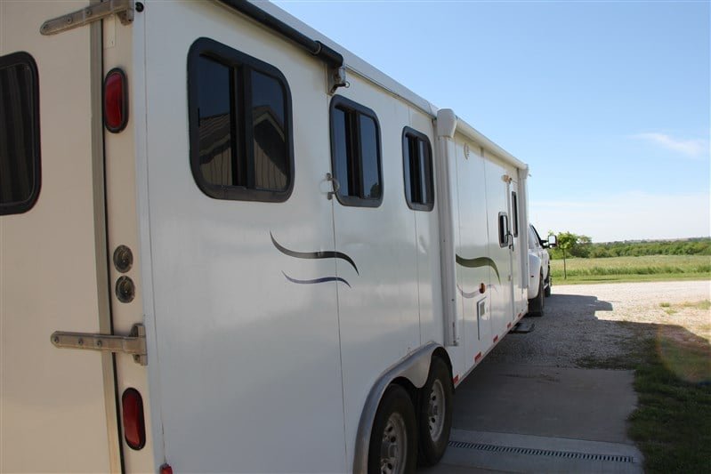 2009 Bison 8310TE 3 Horse Gooseneck Trailer – Reliable, Durable & Perfect for Horse Transport - Image 4
