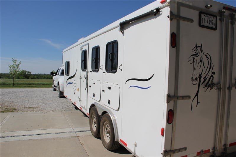 2009 Bison 8310TE 3 Horse Gooseneck Trailer – Reliable, Durable & Perfect for Horse Transport - Image 5