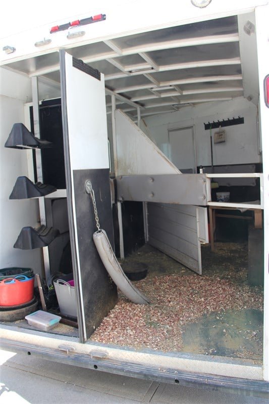 2009 Bison 8310TE 3 Horse Gooseneck Trailer – Reliable, Durable & Perfect for Horse Transport - Image 8