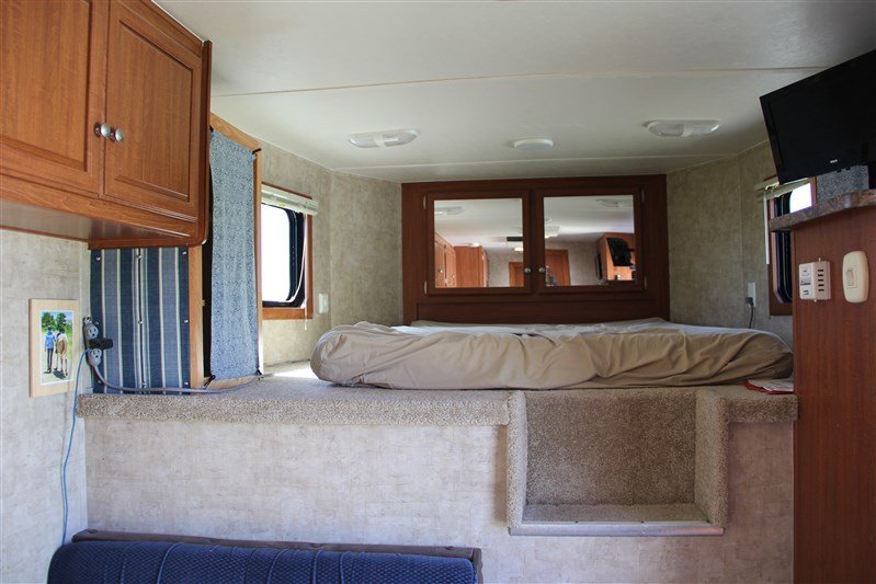 2009 Bison 8310TE 3 Horse Gooseneck Trailer – Reliable, Durable & Perfect for Horse Transport - Image 14