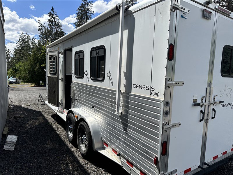 Premium & Reliable 2003 Kiefer Built Genesis X-340 3 Horse Living Quarter Trailer for Sale - Image 5