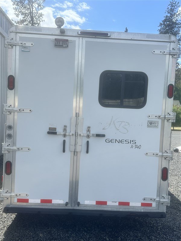 Premium & Reliable 2003 Kiefer Built Genesis X-340 3 Horse Living Quarter Trailer for Sale - Image 8