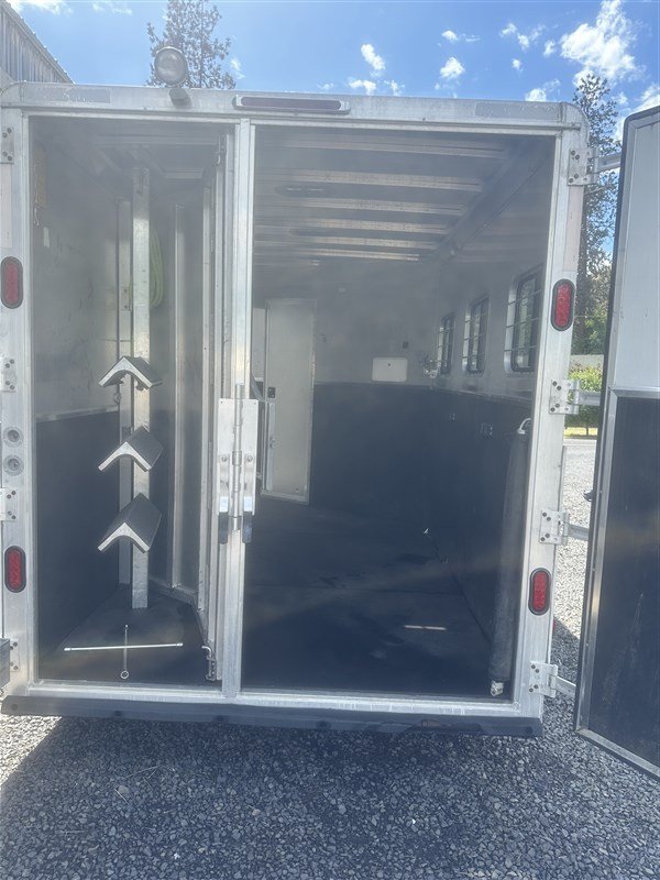 Premium & Reliable 2003 Kiefer Built Genesis X-340 3 Horse Living Quarter Trailer for Sale - Image 10