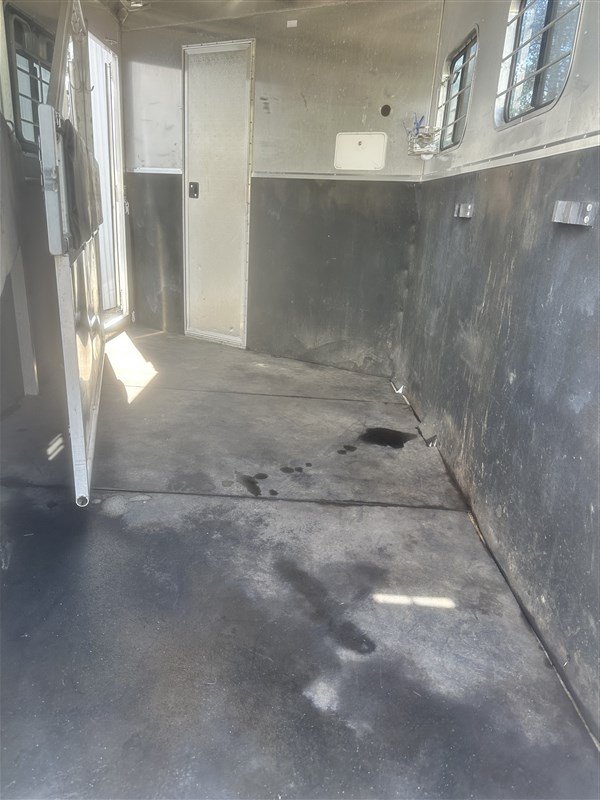 Premium & Reliable 2003 Kiefer Built Genesis X-340 3 Horse Living Quarter Trailer for Sale - Image 11