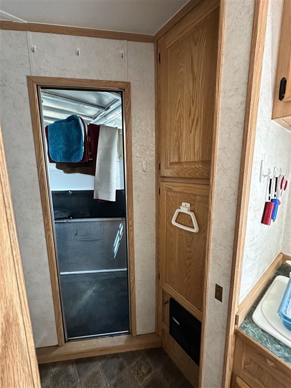 Premium & Reliable 2003 Kiefer Built Genesis X-340 3 Horse Living Quarter Trailer for Sale - Image 15