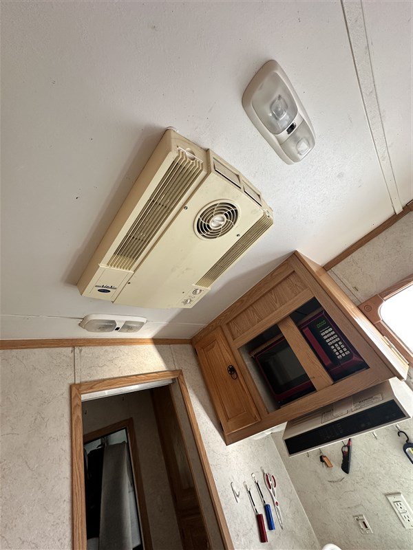 Premium & Reliable 2003 Kiefer Built Genesis X-340 3 Horse Living Quarter Trailer for Sale - Image 18