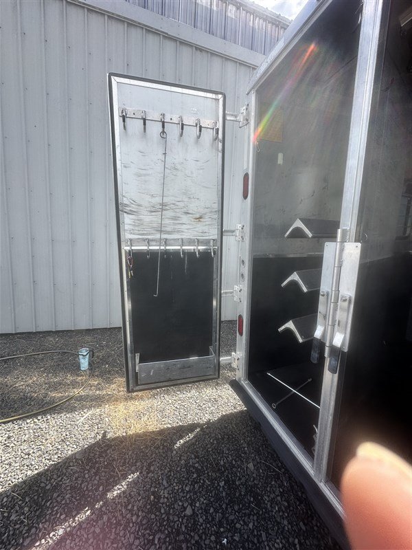 Premium & Reliable 2003 Kiefer Built Genesis X-340 3 Horse Living Quarter Trailer for Sale - Image 21