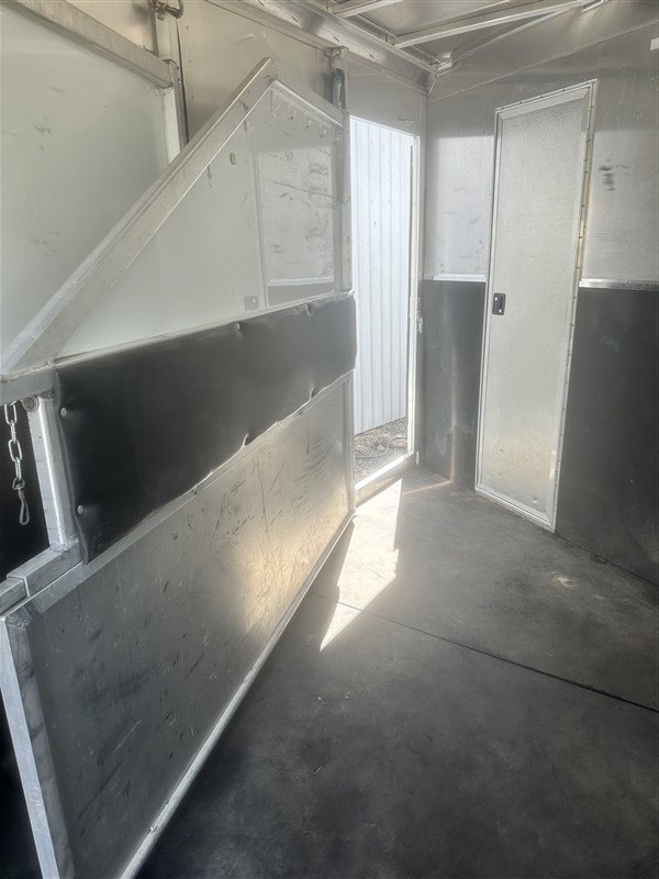 Premium & Reliable 2003 Kiefer Built Genesis X-340 3 Horse Living Quarter Trailer for Sale - Image 23