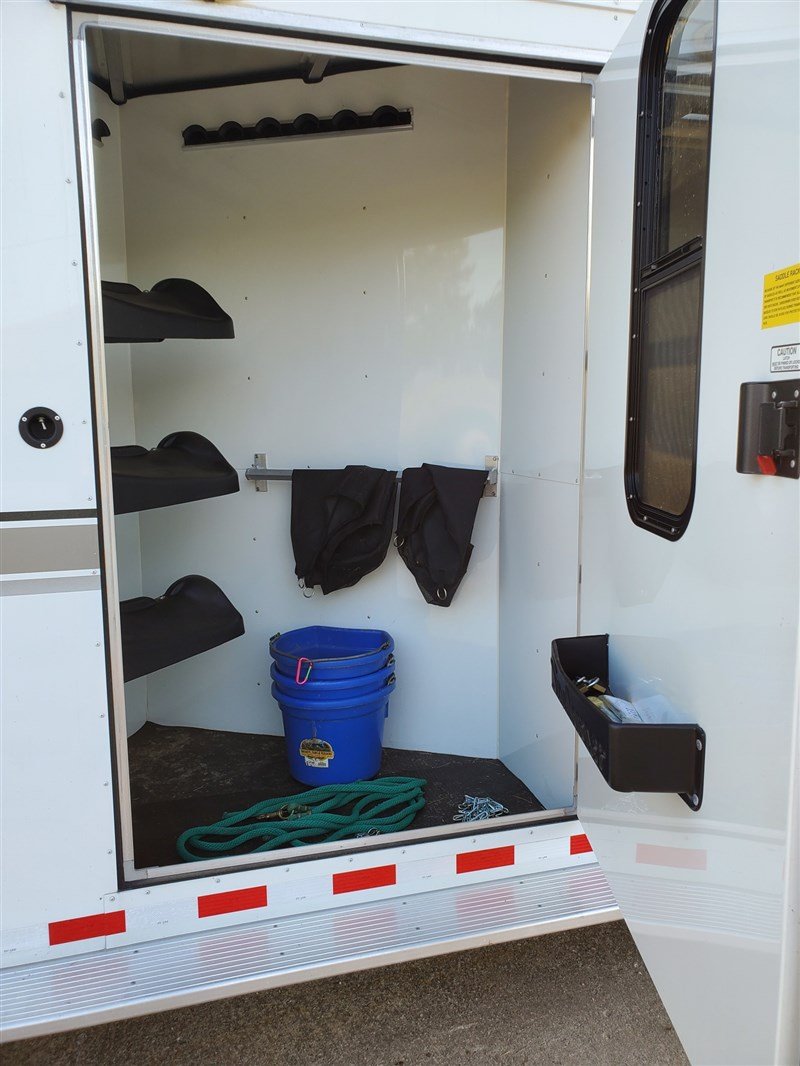 2003 Sundowner Sunlite 727 2 Horse Slantload Trailer – Reliable & Durable Aluminum Horse Trailer for Sale - Image 3