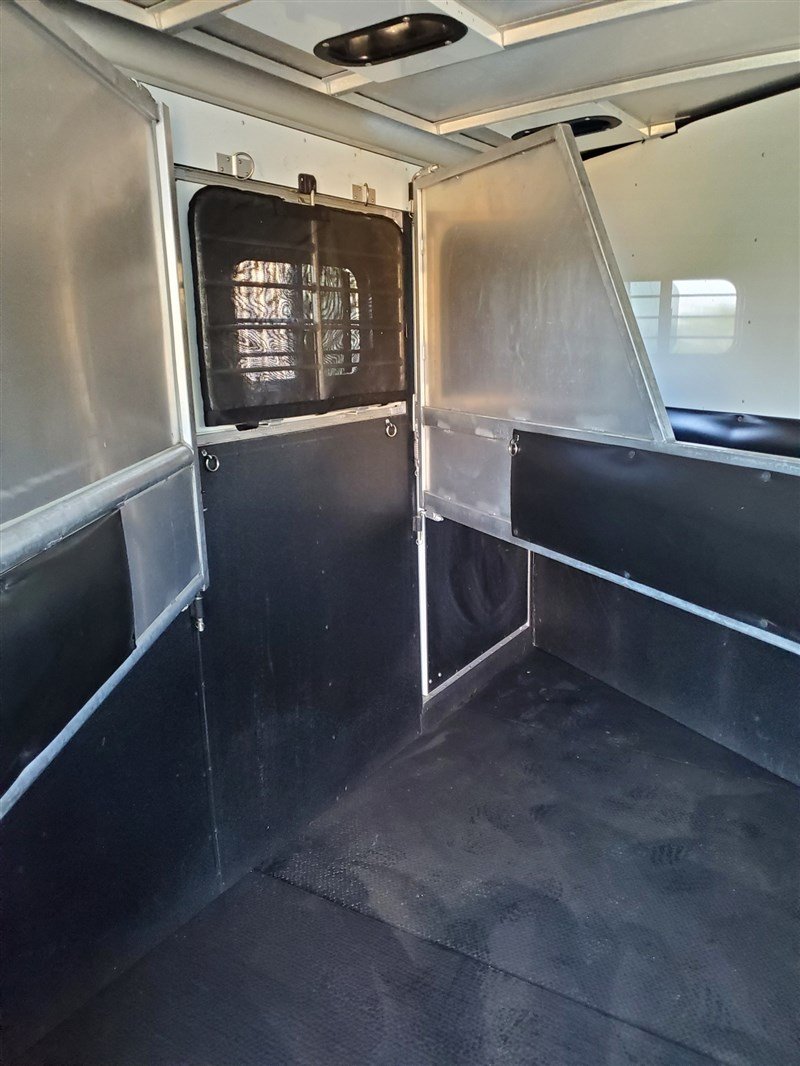 2003 Sundowner Sunlite 727 2 Horse Slantload Trailer – Reliable & Durable Aluminum Horse Trailer for Sale - Image 7