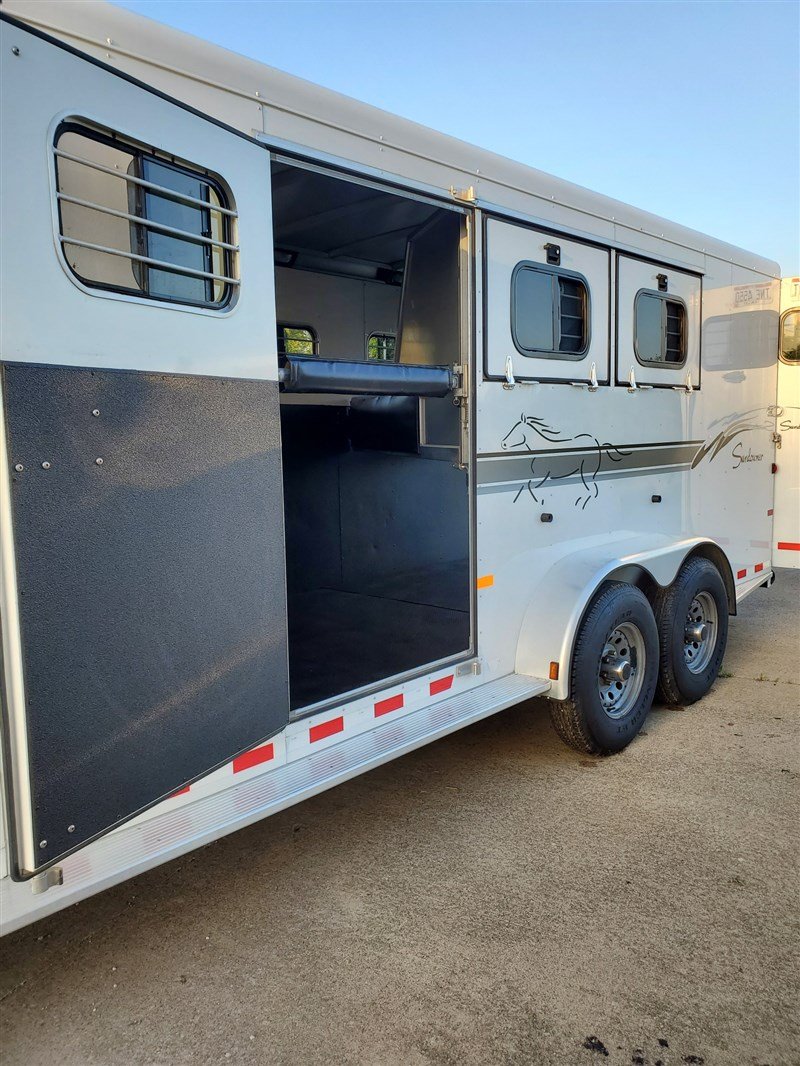 2003 Sundowner Sunlite 727 2 Horse Slantload Trailer – Reliable & Durable Aluminum Horse Trailer for Sale - Image 8