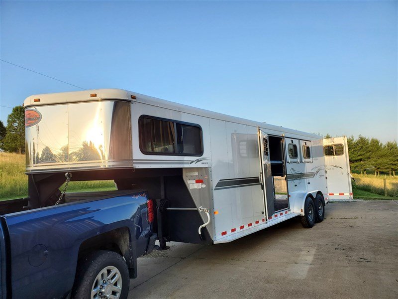2003 Sundowner Sunlite 727 2 Horse Slantload Trailer – Reliable & Durable Aluminum Horse Trailer for Sale - Image 11