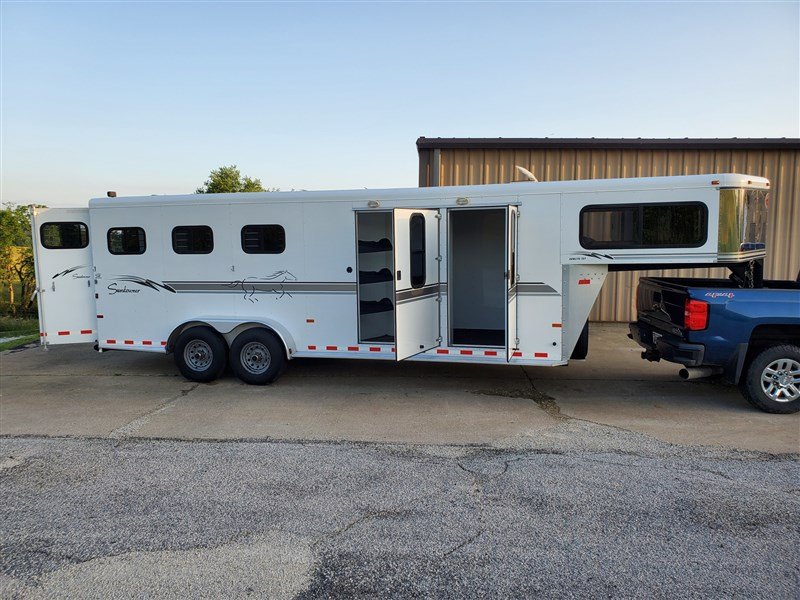 2003 Sundowner Sunlite 727 2 Horse Slantload Trailer – Reliable & Durable Aluminum Horse Trailer for Sale - Image 12