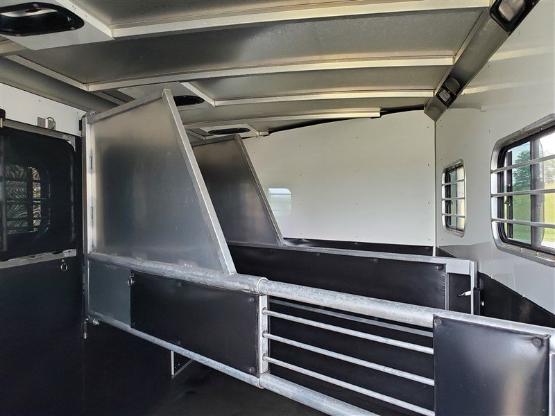 2003 Sundowner Sunlite 727 2 Horse Slantload Trailer – Reliable & Durable Aluminum Horse Trailer for Sale - Image 16