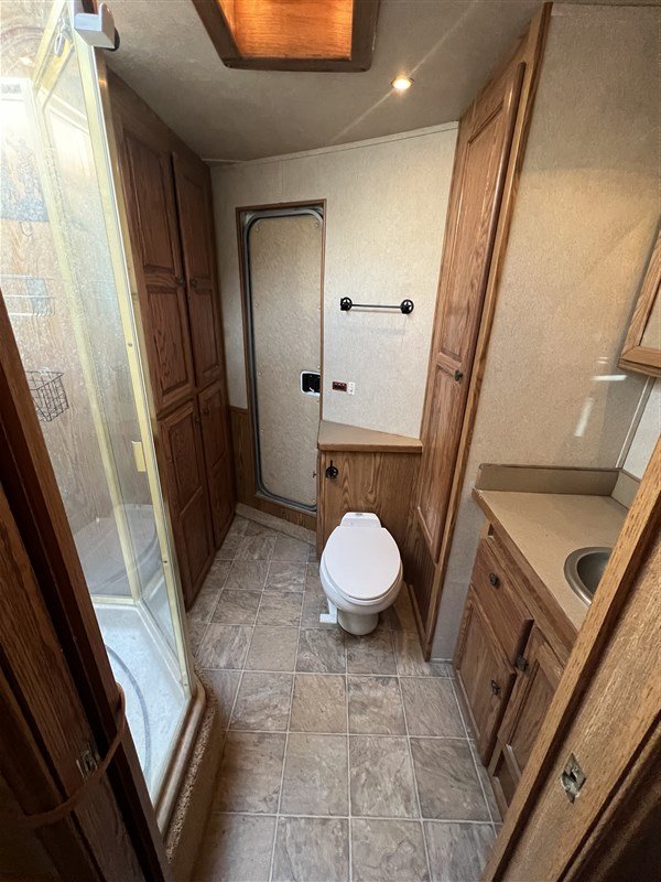 2004 Kiefer Built Gooseneck Horse Trailer with Living Quarters – Durable, Luxury & Performance Combined - Image 12