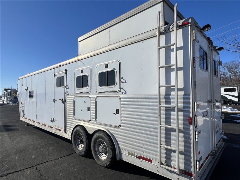 2004 Kiefer Built Gooseneck Horse Trailer with Living Quarters – Durable, Luxury & Performance Combined - Image 18