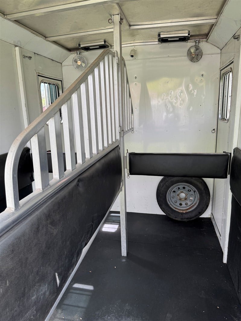 2008 Merhow Equistar XL 2 Horse Straightload Gooseneck Trailer – Durable, Spacious & Performance-Driven Horse Trailer for Serious Equestrians - Image 6