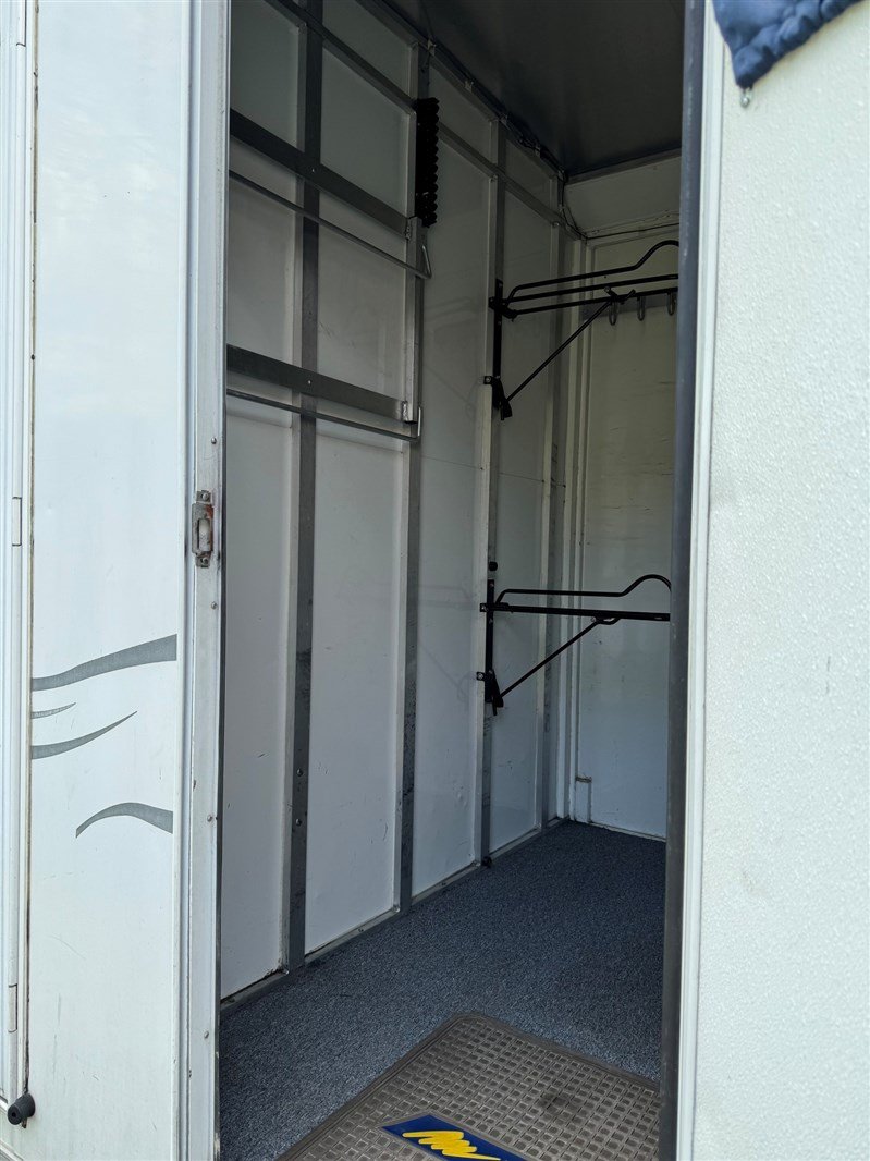 2008 Merhow Equistar XL 2 Horse Straightload Gooseneck Trailer – Durable, Spacious & Performance-Driven Horse Trailer for Serious Equestrians - Image 7