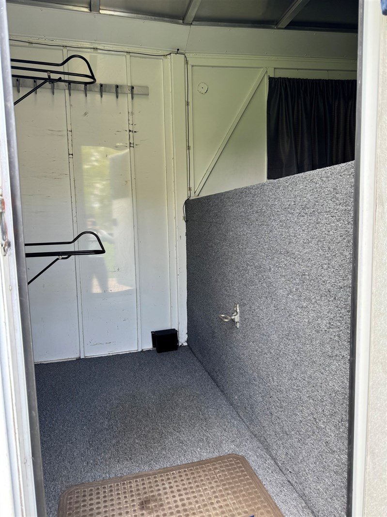2008 Merhow Equistar XL 2 Horse Straightload Gooseneck Trailer – Durable, Spacious & Performance-Driven Horse Trailer for Serious Equestrians - Image 8