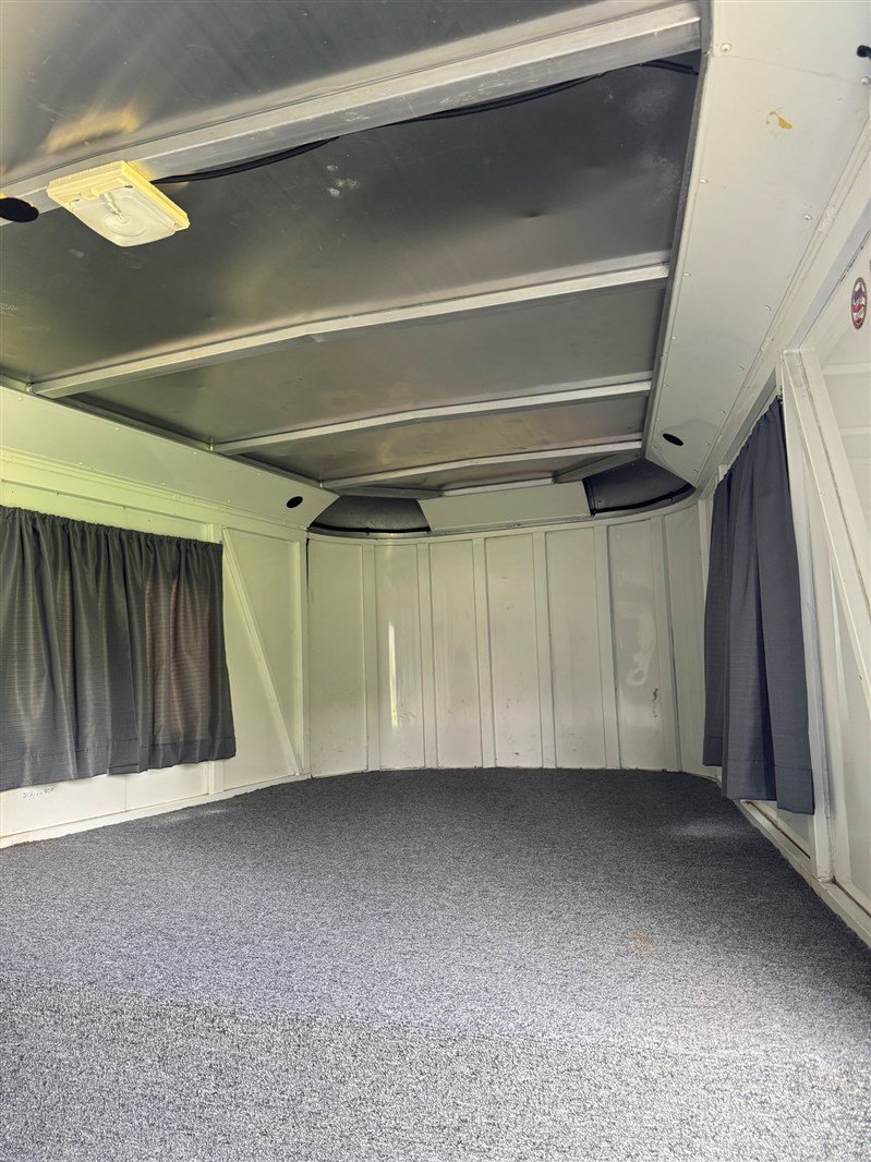 2008 Merhow Equistar XL 2 Horse Straightload Gooseneck Trailer – Durable, Spacious & Performance-Driven Horse Trailer for Serious Equestrians - Image 9