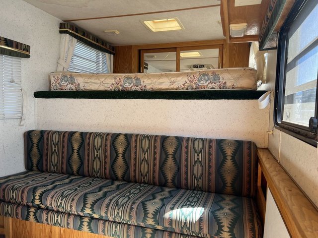 2000 SILVERLITE 4 Horse Living Quarters Trailer – Premium Comfort, Durability & Performance for Professional Haulers - Image 3