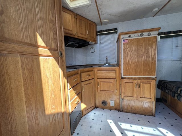2000 SILVERLITE 4 Horse Living Quarters Trailer – Premium Comfort, Durability & Performance for Professional Haulers - Image 4