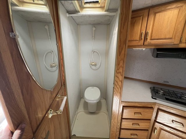 2000 SILVERLITE 4 Horse Living Quarters Trailer – Premium Comfort, Durability & Performance for Professional Haulers - Image 13