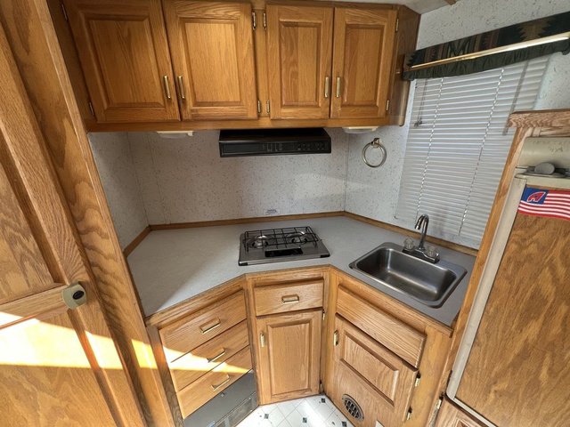 2000 SILVERLITE 4 Horse Living Quarters Trailer – Premium Comfort, Durability & Performance for Professional Haulers - Image 12