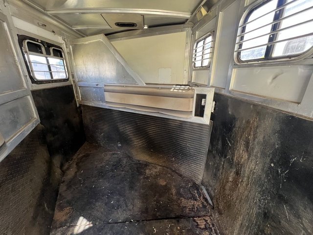 2000 SILVERLITE 4 Horse Living Quarters Trailer – Premium Comfort, Durability & Performance for Professional Haulers - Image 8