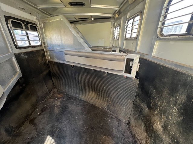 2000 SILVERLITE 4 Horse Living Quarters Trailer – Premium Comfort, Durability & Performance for Professional Haulers - Image 9