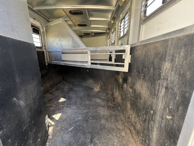 2000 SILVERLITE 4 Horse Living Quarters Trailer – Premium Comfort, Durability & Performance for Professional Haulers - Image 10